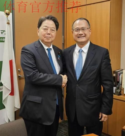 中国足球协会主席蔡振华会见华侨企业家蔡冠深